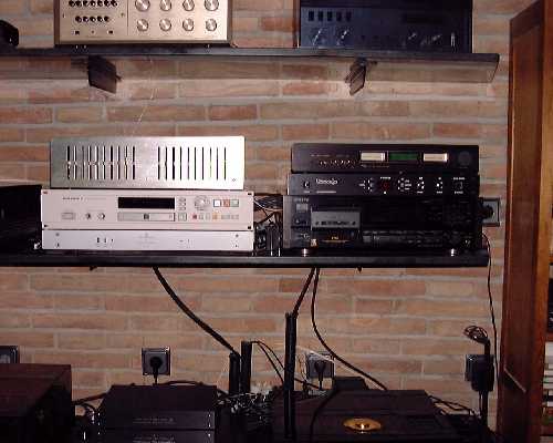 Luxman equalizer, Marantz CD recorder, Goldmund DAC, Magnum Dynalab Tuner, Amadeus attenuator, Sony DAT
